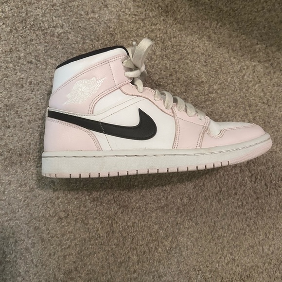Nike Air Jordan 1 Barely Rose Mid - Picture 4 of 8